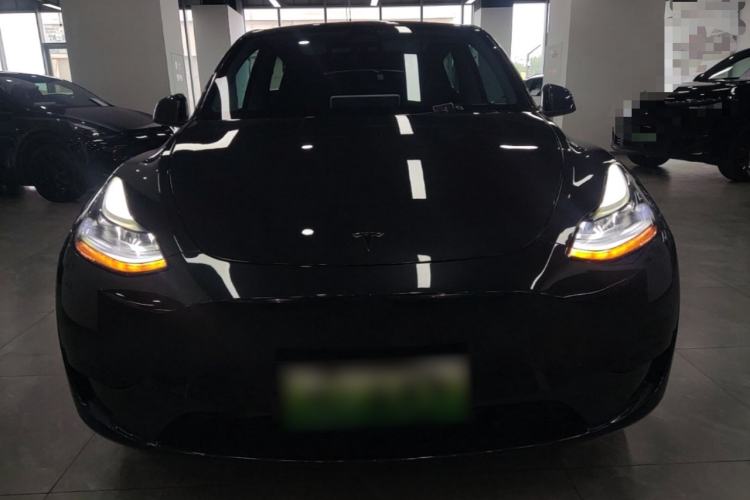 Tesla Model Y 2024 — 2