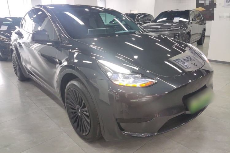 Tesla Model Y 2024 — 3