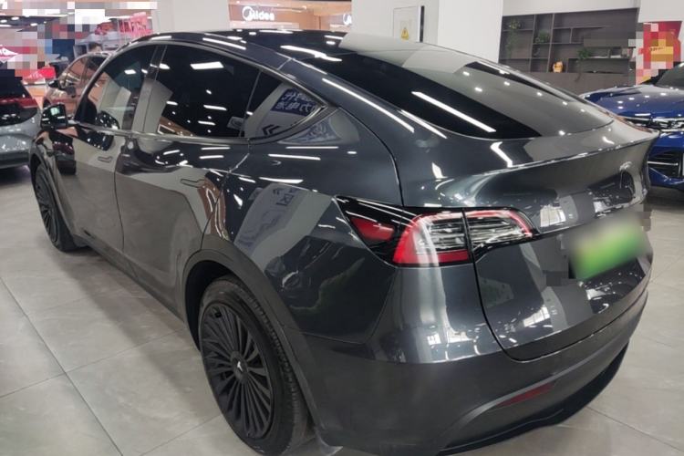 Tesla Model Y 2024 — 4