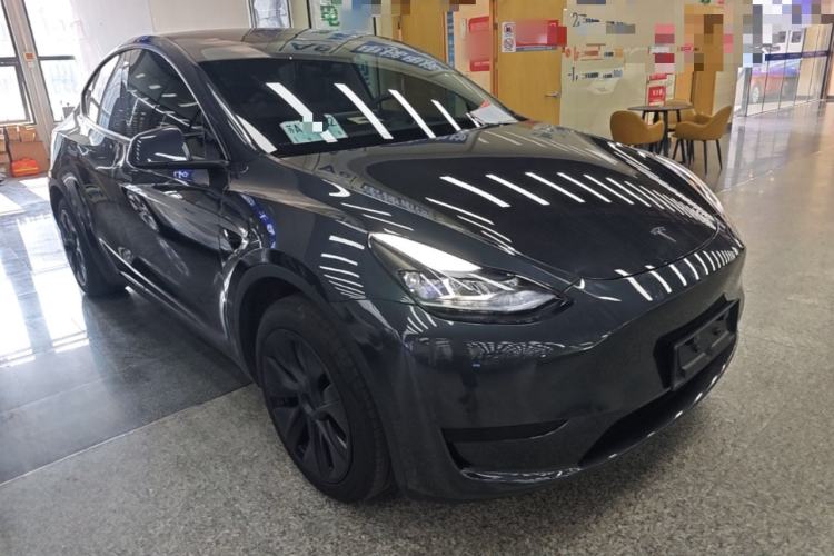 Tesla Model Y 2024 — 3