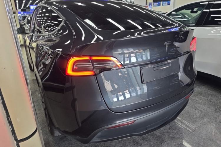 Tesla Model Y 2024 — 4