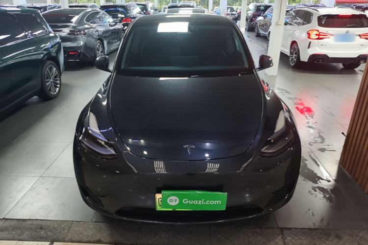 Tesla Model Y 2024 — 2