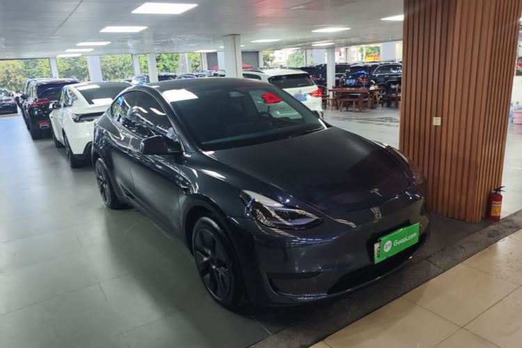 Tesla Model Y 2024 — 3