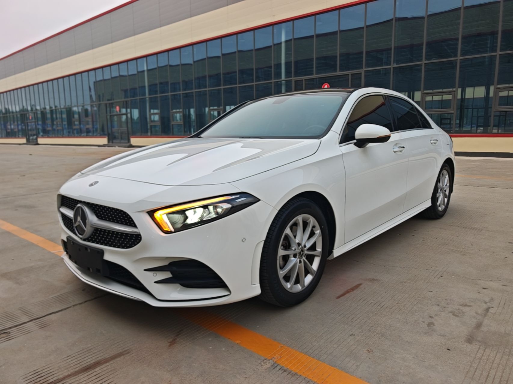 Mercedes-Benz A 200 L 2020 — фото 1