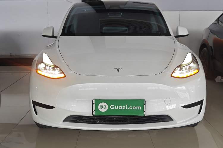 Tesla Model Y 2024 — 2