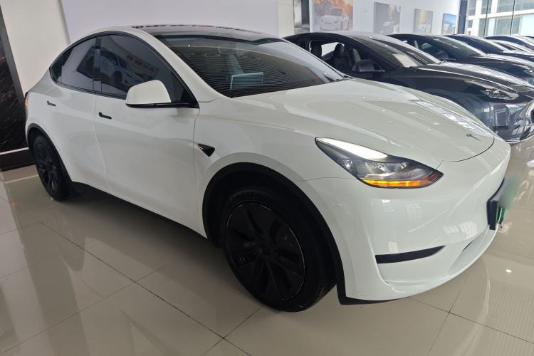 Tesla Model Y 2024 — 3