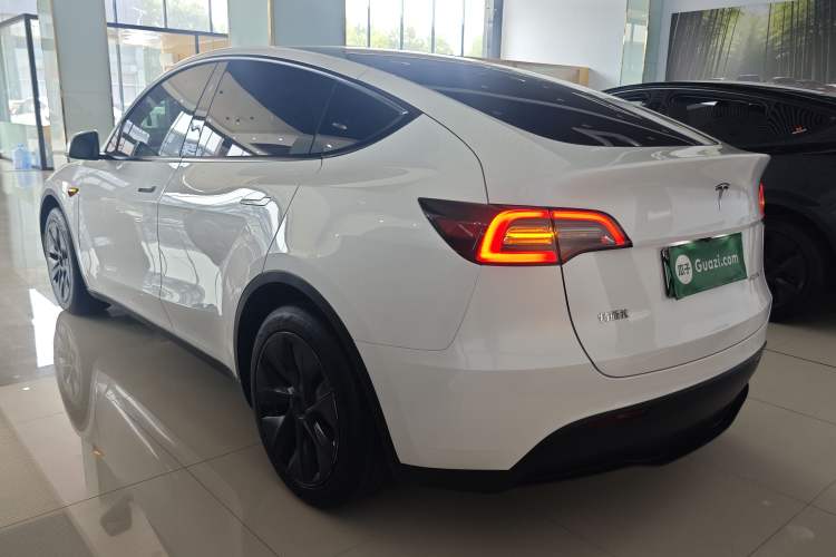 Tesla Model Y 2024 — 4