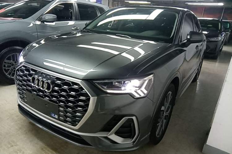 Audi Q3 2020 — фото 1