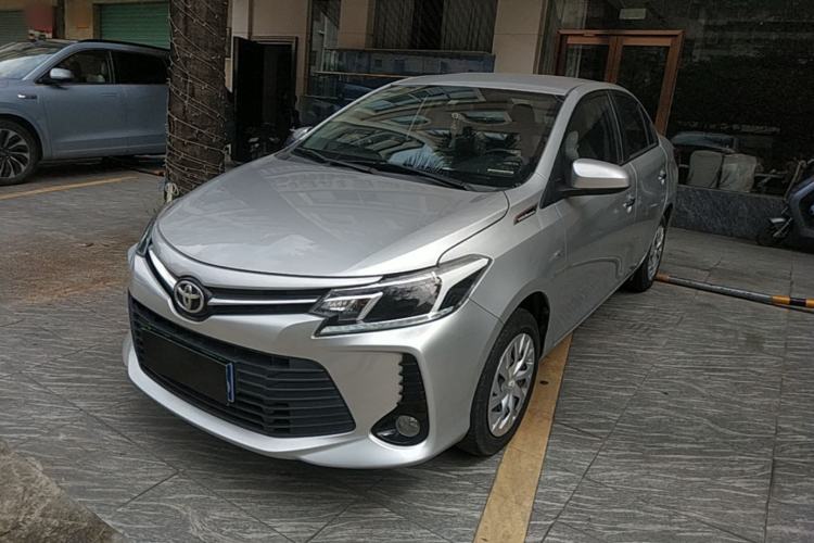 Toyota Yaris 2022 — фото 1