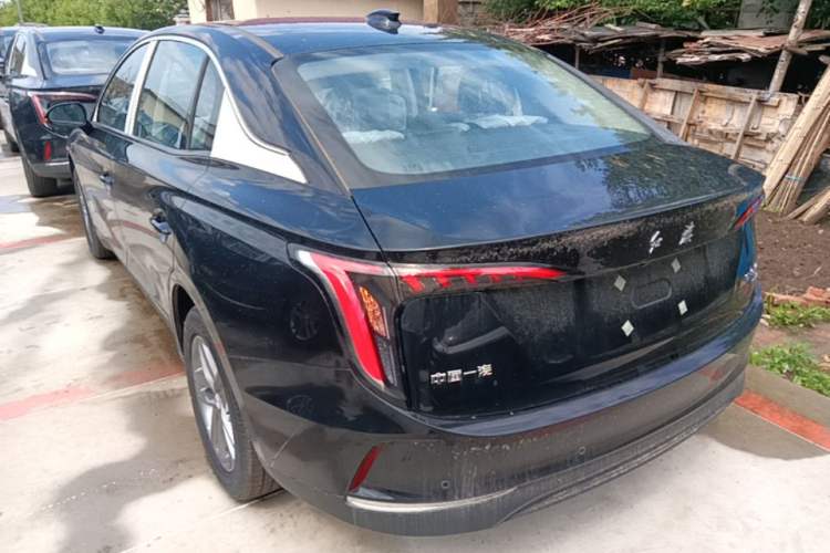 Hongqi E-QM5 2025 — 4