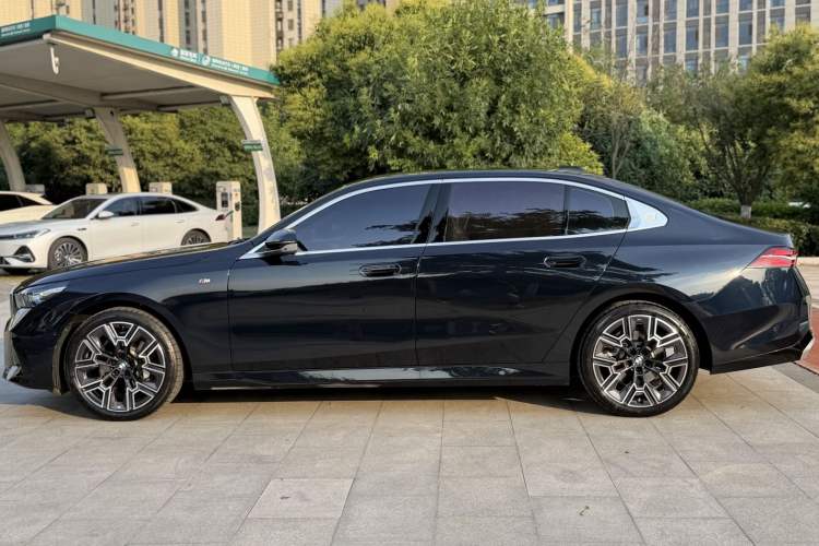 BMW 530Li 2024 — фото 4