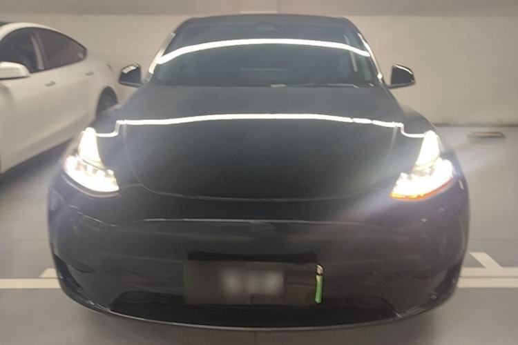 Tesla Model Y 2024 — 2