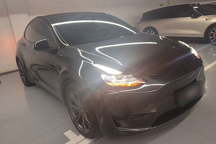 Tesla Model Y 2024 — 3