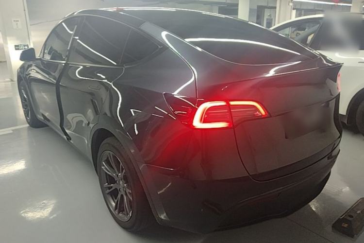 Tesla Model Y 2024 — 4