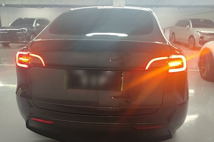 Tesla Model Y 2024 — 5