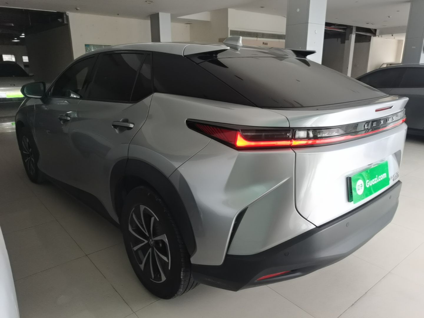 Lexus RZ 450e 2023 — фото 4