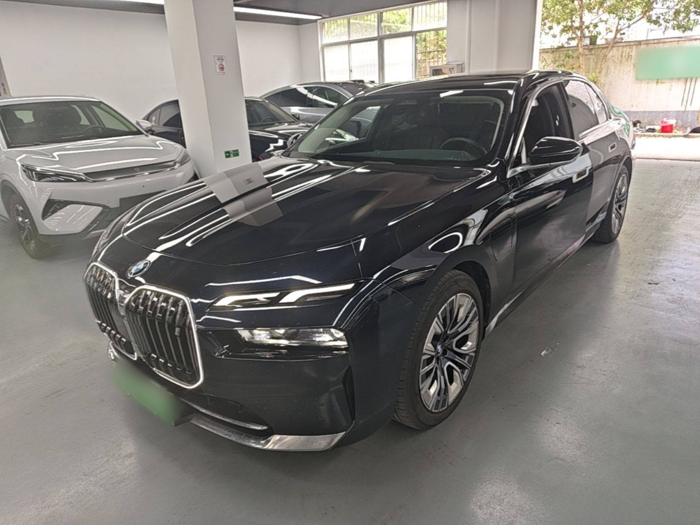 BMW i7 2023 — фото 1