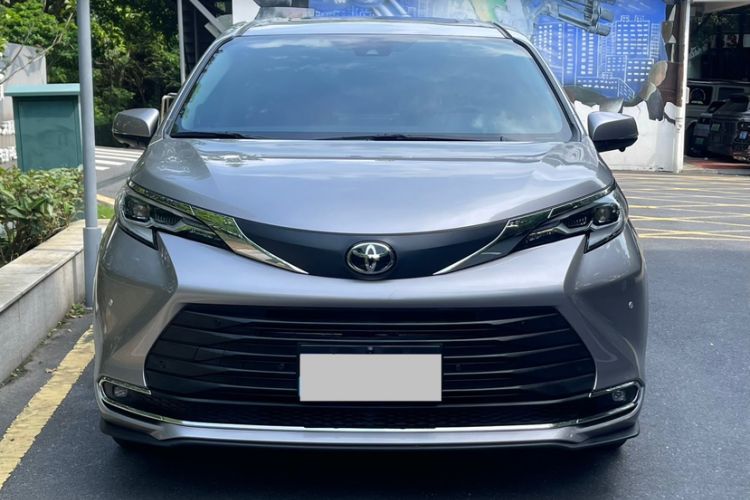 Toyota Sienna 2024 — 5
