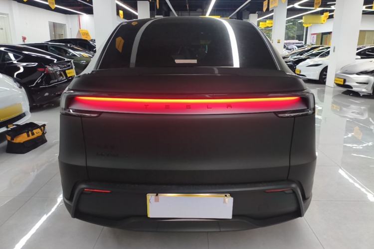 Tesla Model Y L 2025 — 5