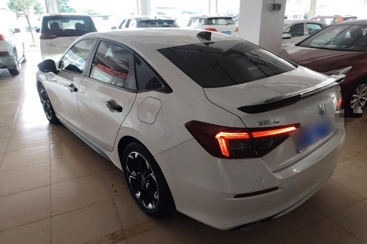 Honda Civic 2025 — 4