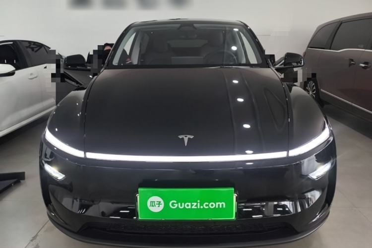 Tesla Model Y 2025 — 2