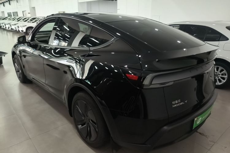 Tesla Model Y 2025 — 4