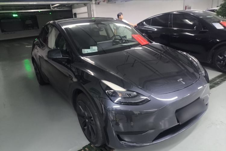 Tesla Model Y 2024 — 3