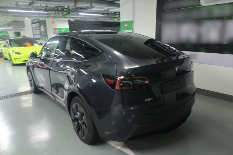 Tesla Model Y 2024 — 4