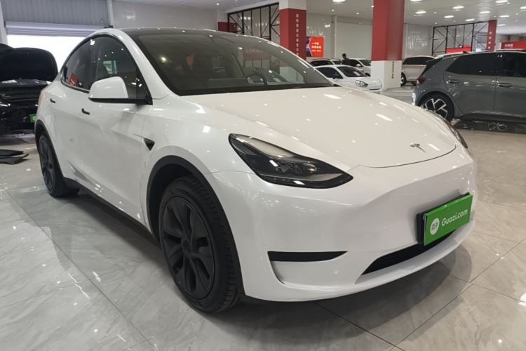 Tesla Model Y 2023 — 3