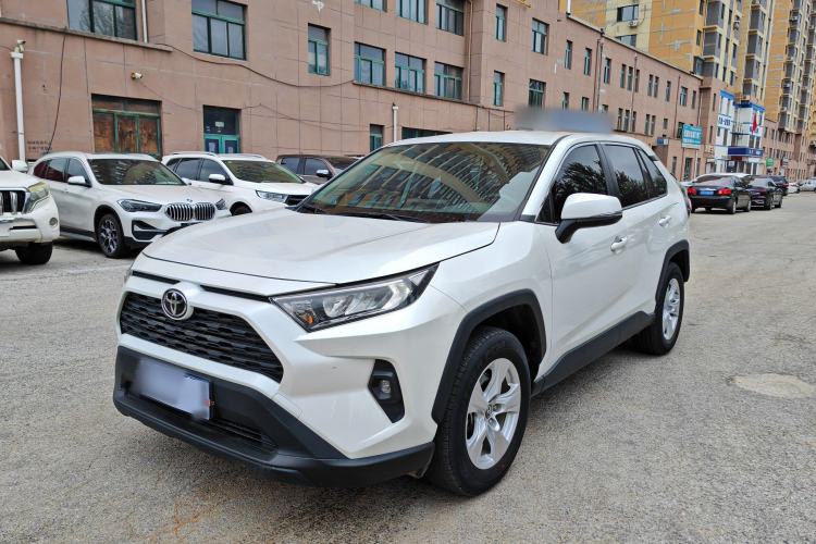 Toyota RAV4 2023 — фото 1