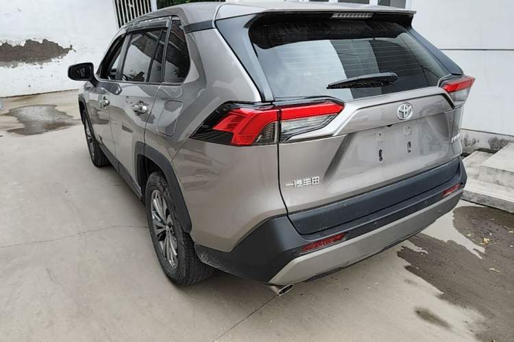 Toyota RAV4 2023 — 4