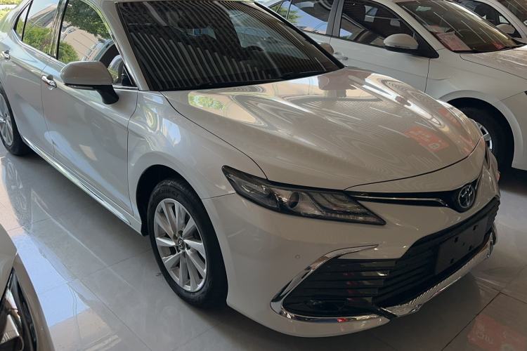 Toyota Camry 2023 — 4