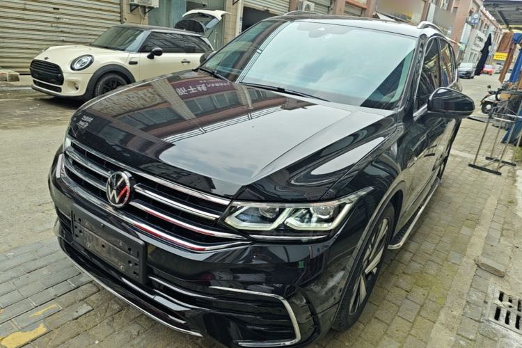 Volkswagen Tiguan L 2023 — фото 1