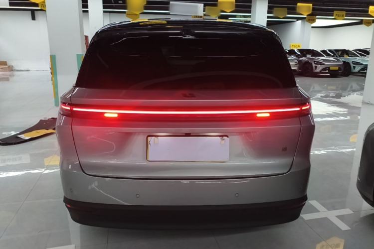 Li Auto i8 2025 — 5