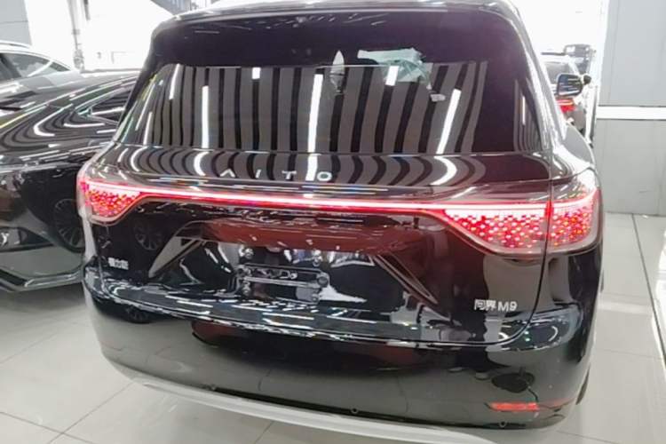AITO M9 2024 — 5