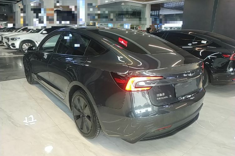Tesla Model 3 2025 — 4