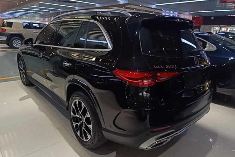 Mercedes-Benz GLC 260 L 2023 — фото 4