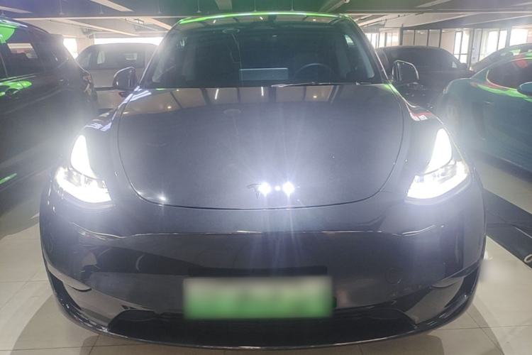 Tesla Model Y 2024 — 2