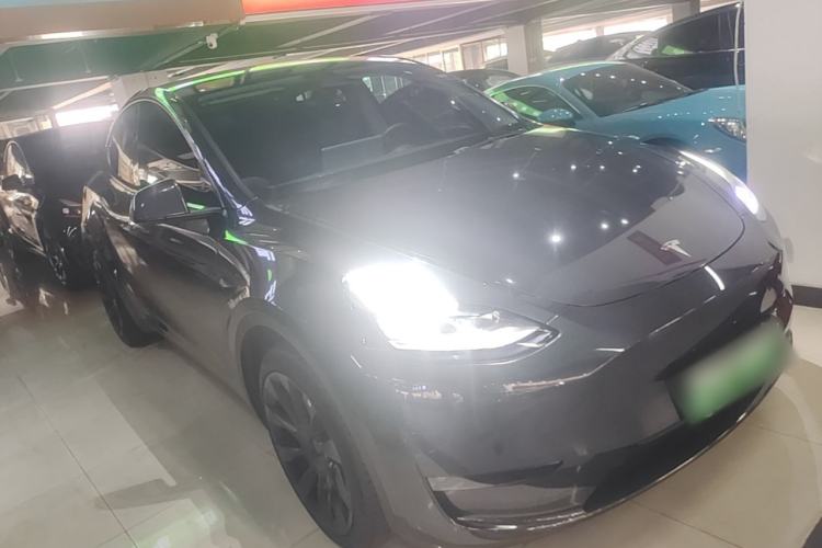 Tesla Model Y 2024 — 3
