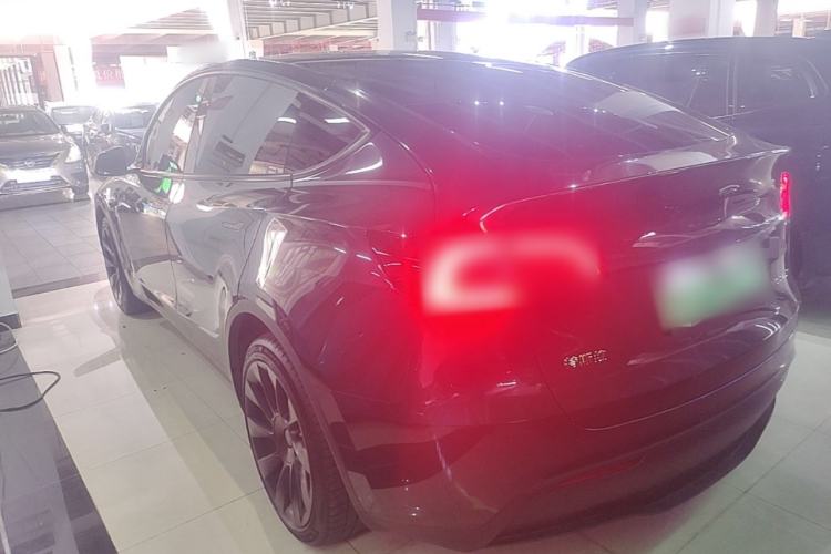 Tesla Model Y 2024 — 4
