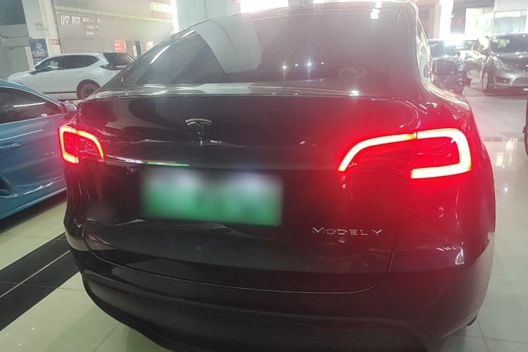 Tesla Model Y 2024 — 5