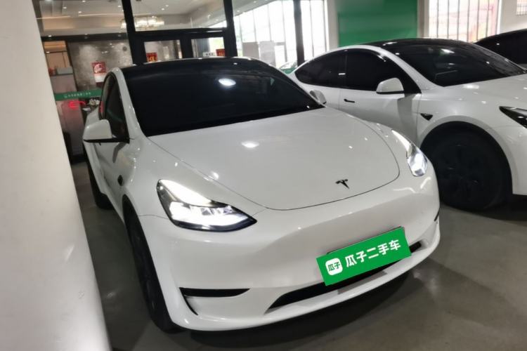 Tesla Model Y 2024 — 3