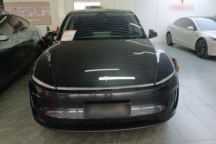 Tesla Model Y 2025 — 2