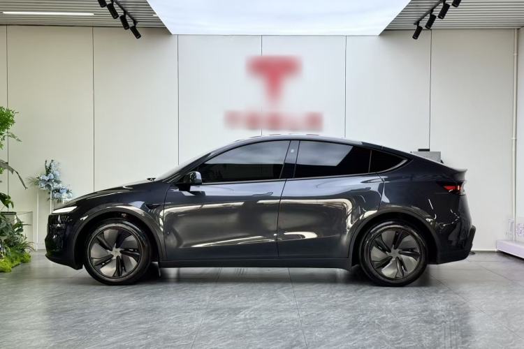 Tesla Model Y 2025 — 4