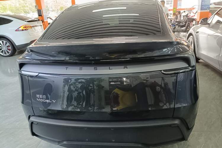 Tesla Model Y 2025 — 5