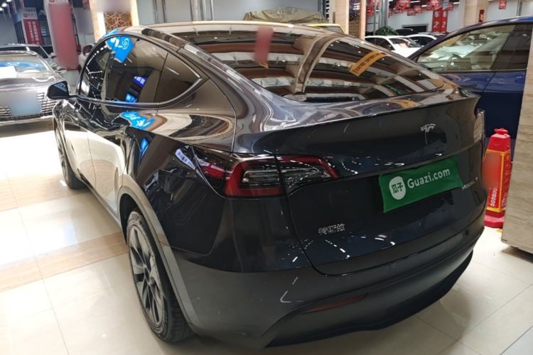 Tesla Model Y 2024 — 4