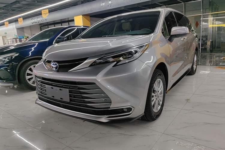 Toyota Sienna 2021 — фото 1