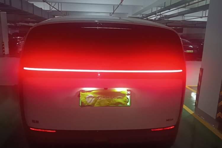 Li Auto MEGA 2025 — 5