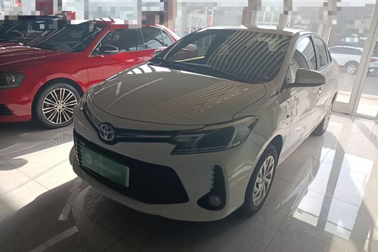 Toyota Yaris 2022 — фото 1