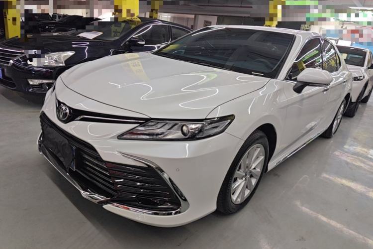 Toyota Camry 2023 — фото 1